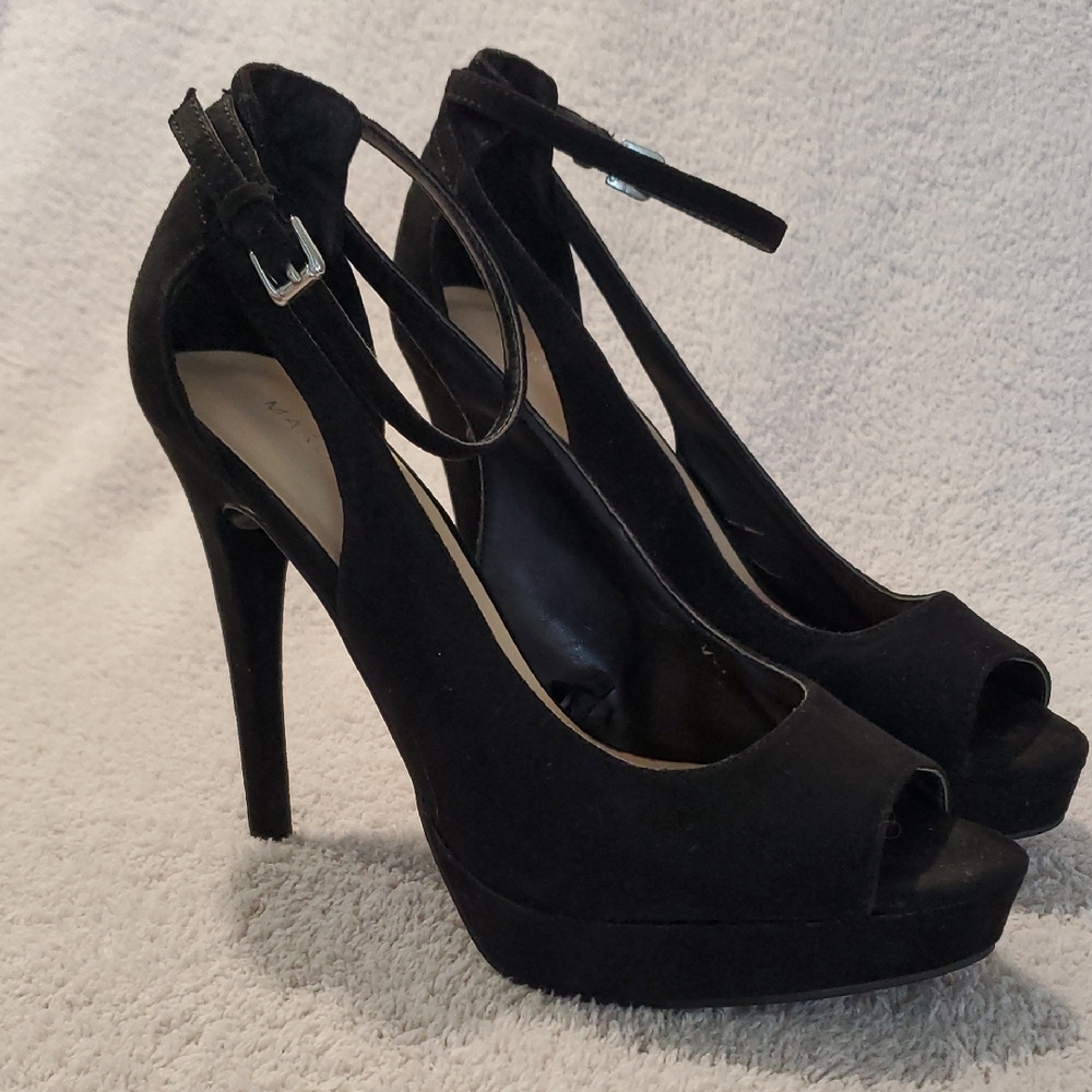 Elegant Marc Fisher Black Peep-Toe Heels (903)
